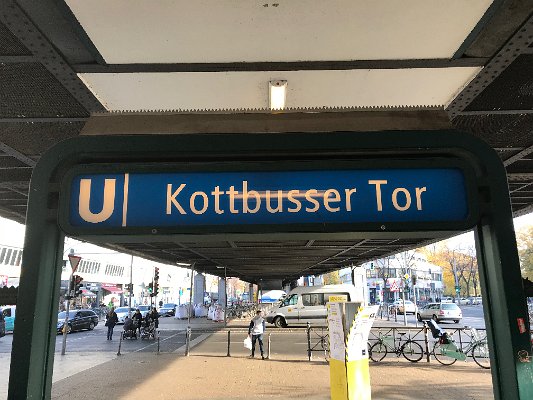 V Okolí Kottbusser Tor najdeme velké množství tureckých obchodů, restaurací a jsou zde dvakrát do týdne tradiční turecké markety